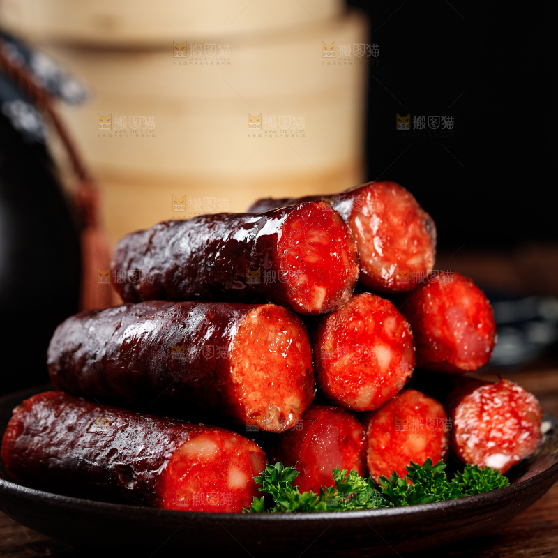 盘子里装着烟熏腊肠
