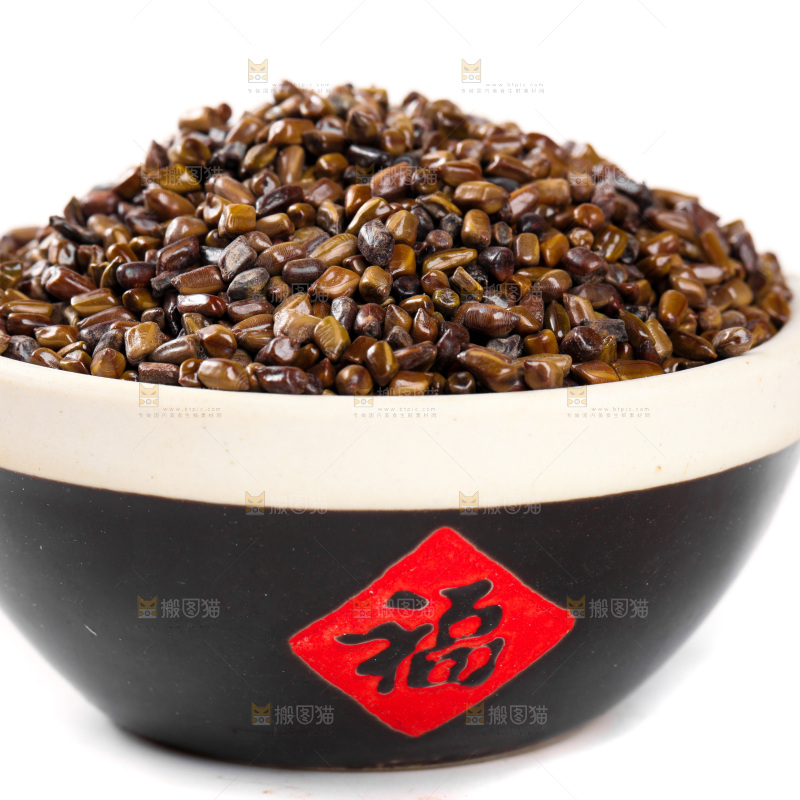 白底放着一缸决明子