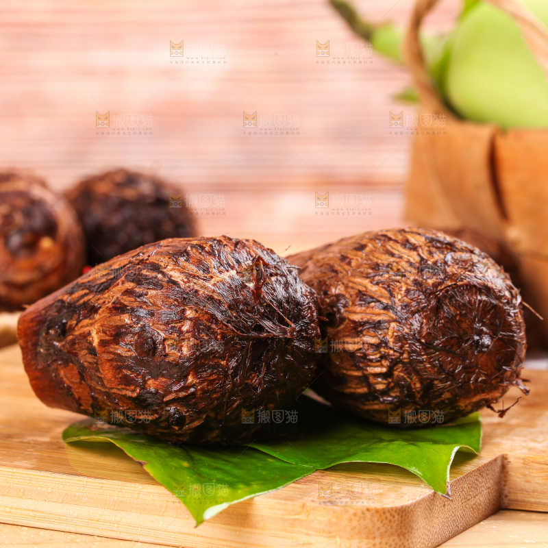 木板上的新鲜小芋头