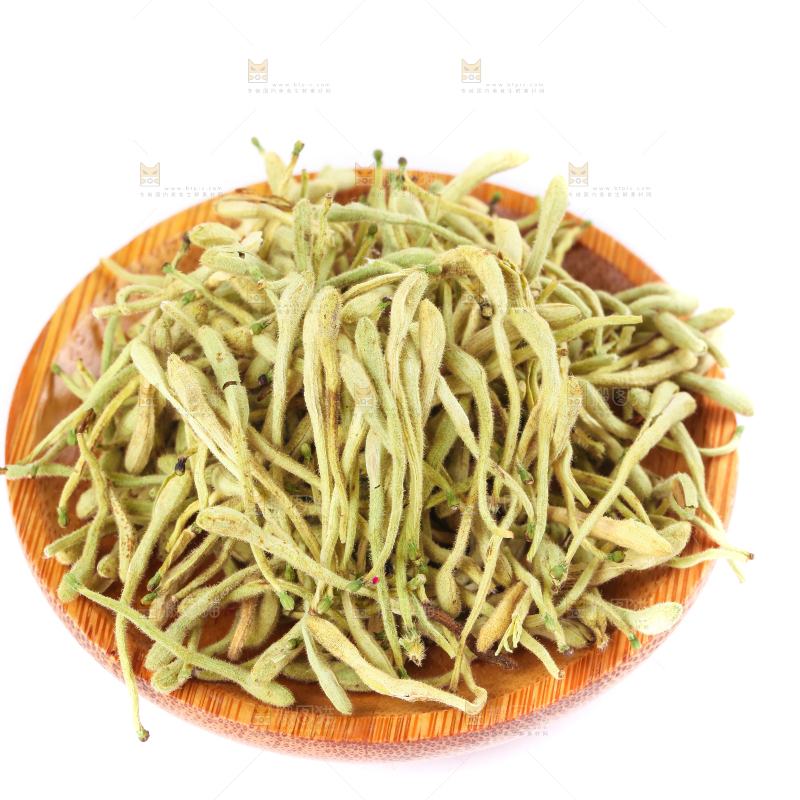 一盘干金银花放在白底上
