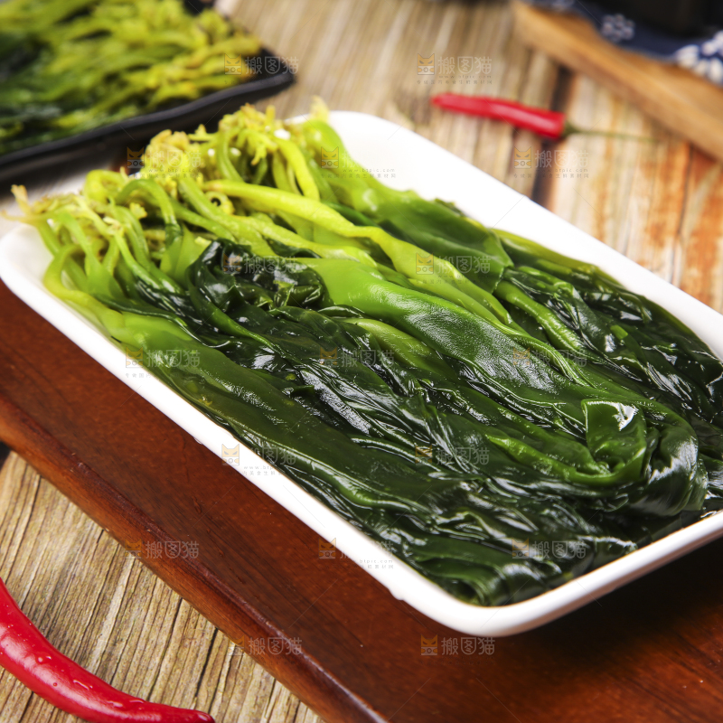 盘子里装着海芥菜