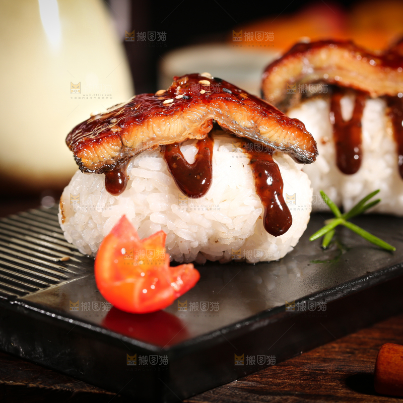 盘子里装着鳗鱼饭