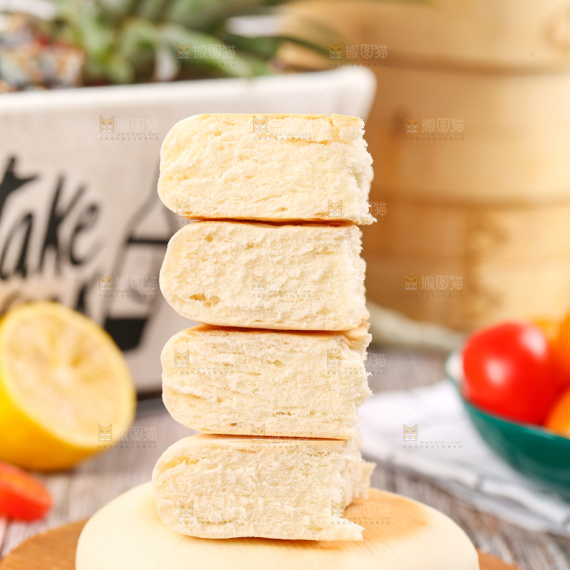 木板上放着全麦饼
