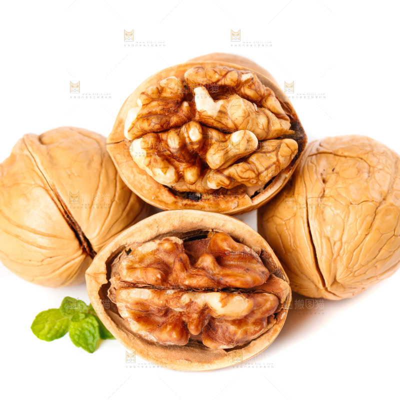 剥皮的五香熟核桃放在白底上