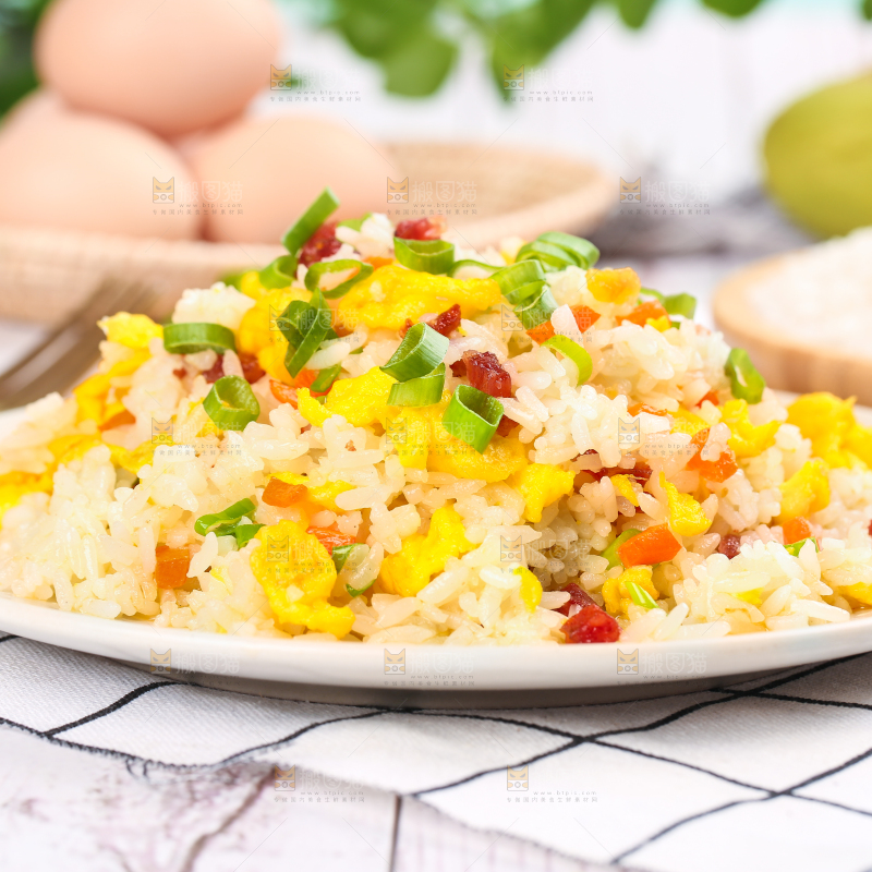 格子布上放着一盘蛋炒饭