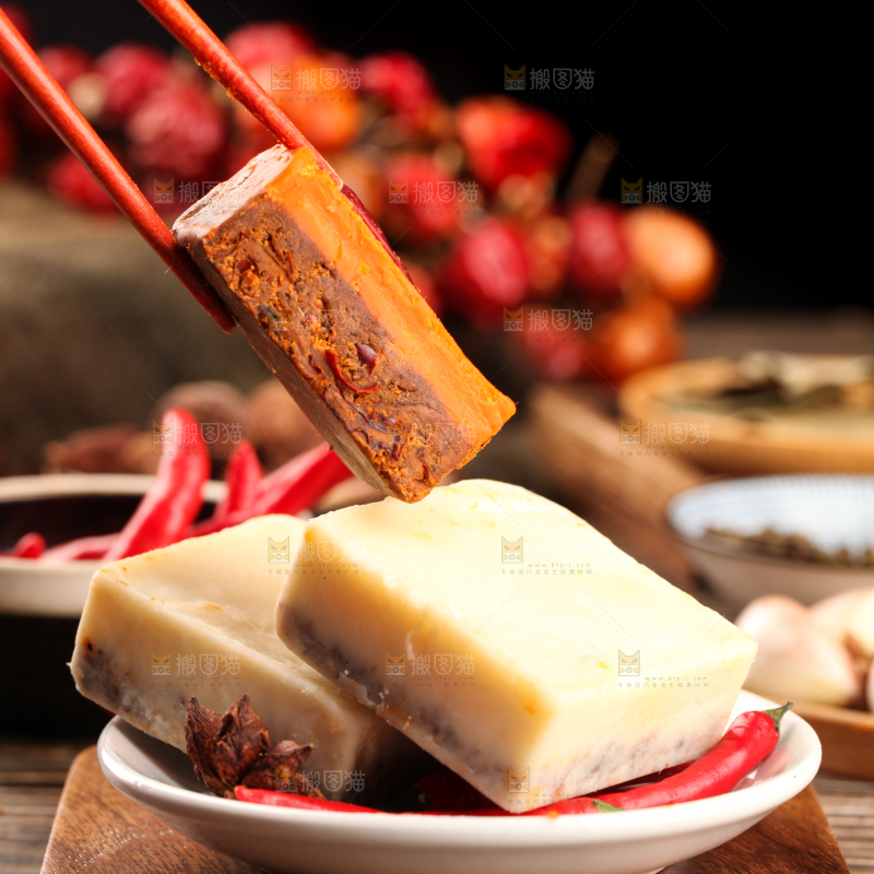 深底上放着鸳鸯火锅底料