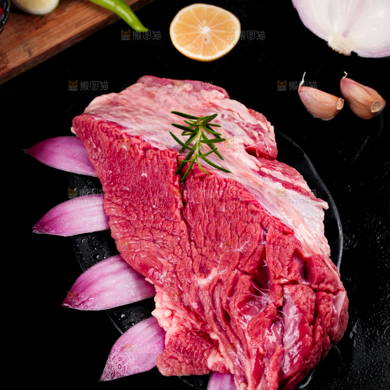 盘子里装着牛腿肉