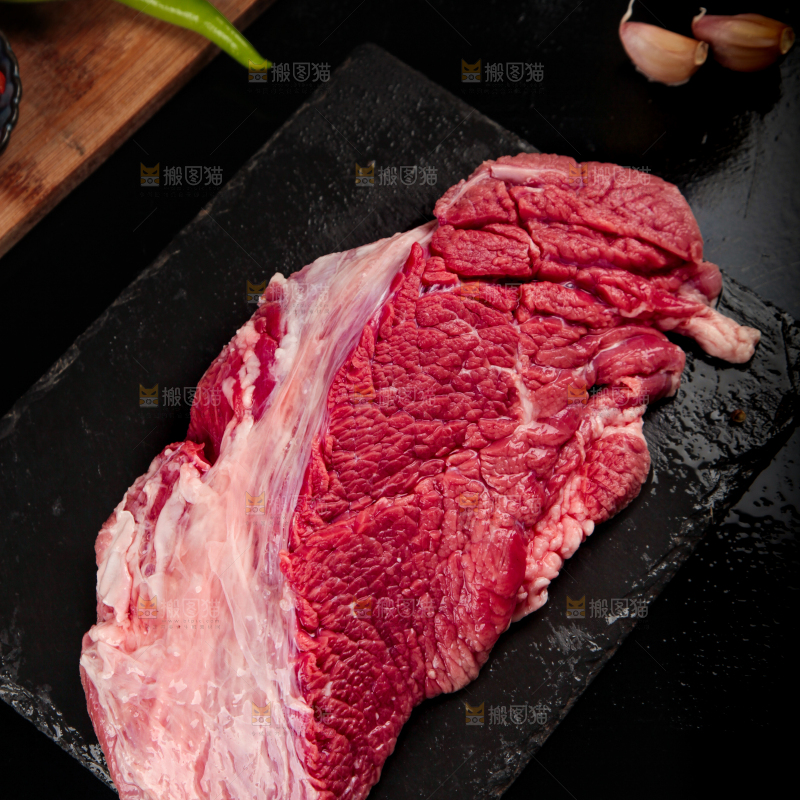 黑石板上的草原散养牛腿肉