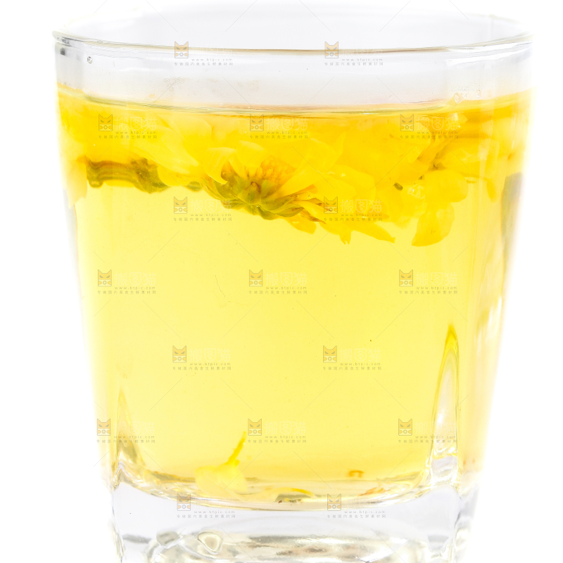 一杯菊花茶放在白底上