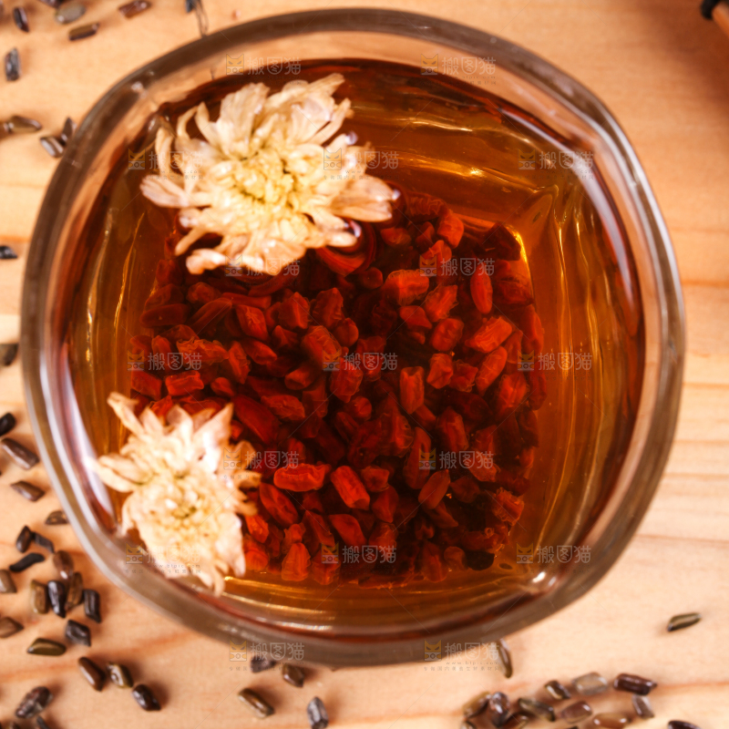 木底上放着一杯决明子茶