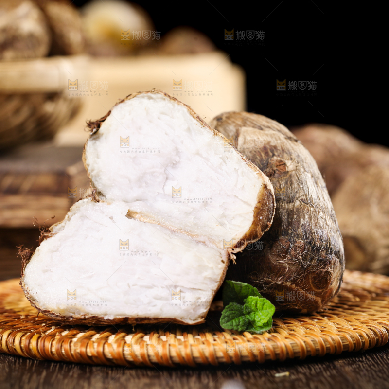 竹底上的牛奶毛芋头