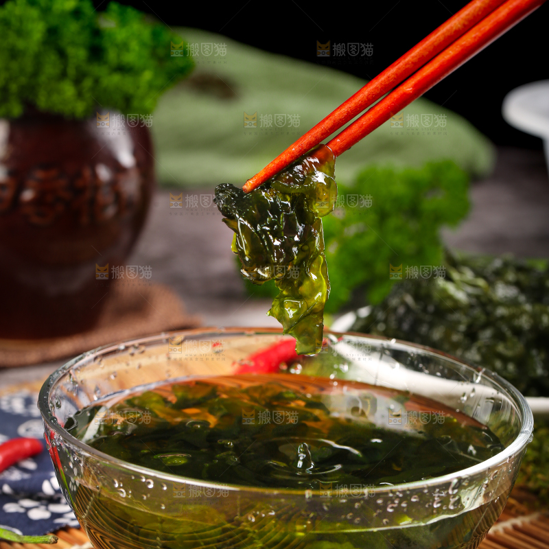 筷子上夹着地木耳
