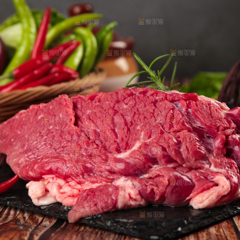 黑石板上的草原散养牛腿肉