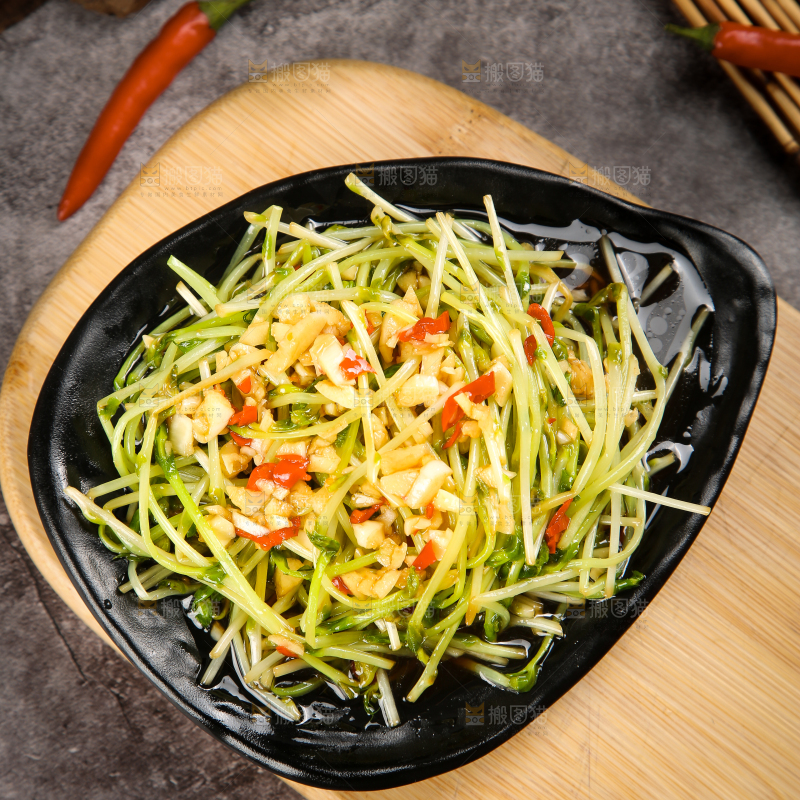 盘子里装着炒豌豆芽苗菜