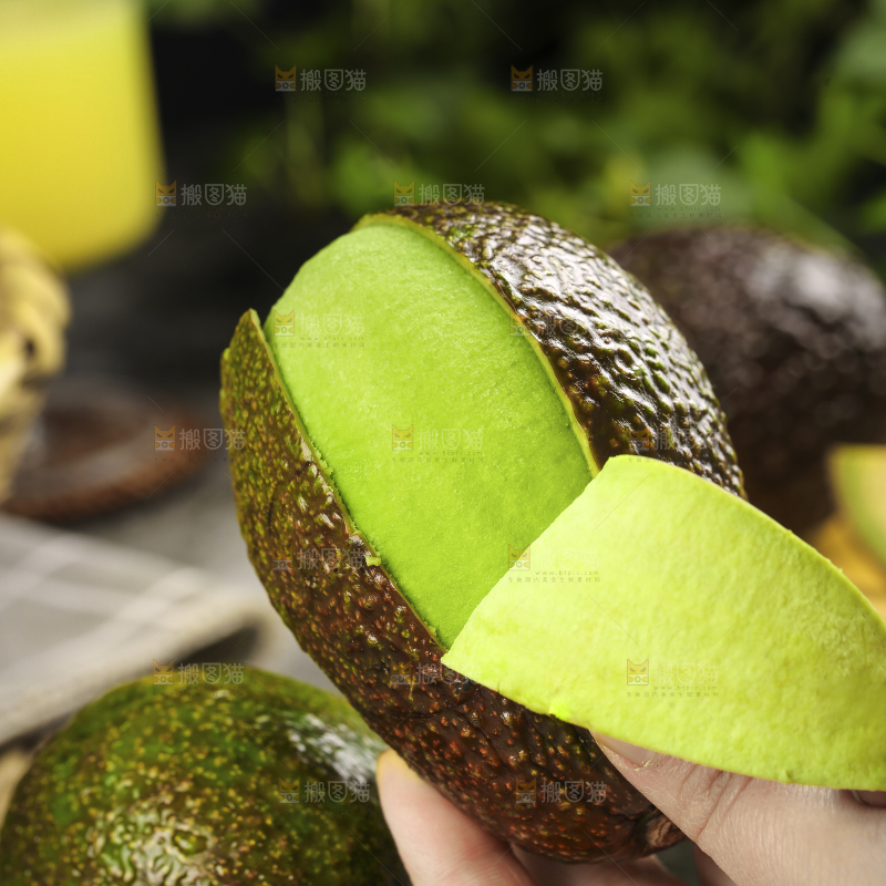 黑石板上放着削皮的墨西哥牛油果