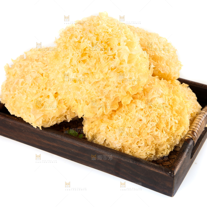 一盘古田银耳放在白底上