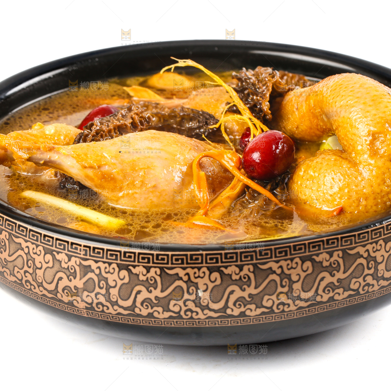 白底上放着一碗羊肚菌鸡汤