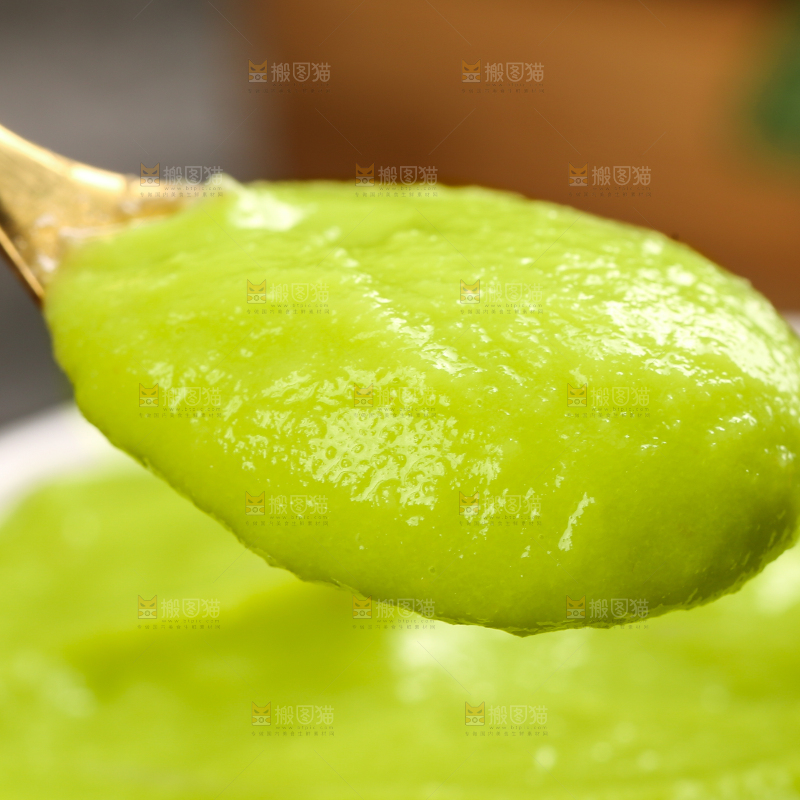 勺子里的牛油果果泥