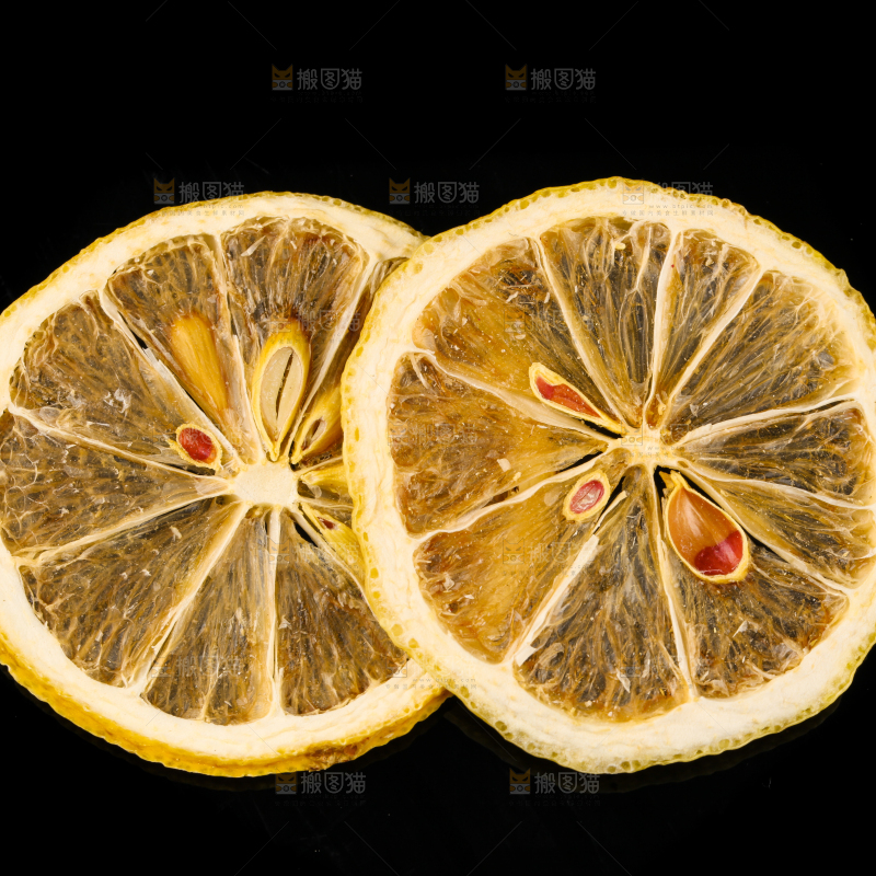 黑底上的柠檬片