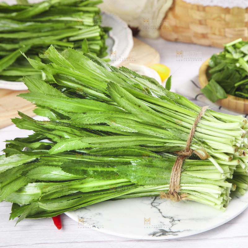 浅底上放着一盘云南大香菜
