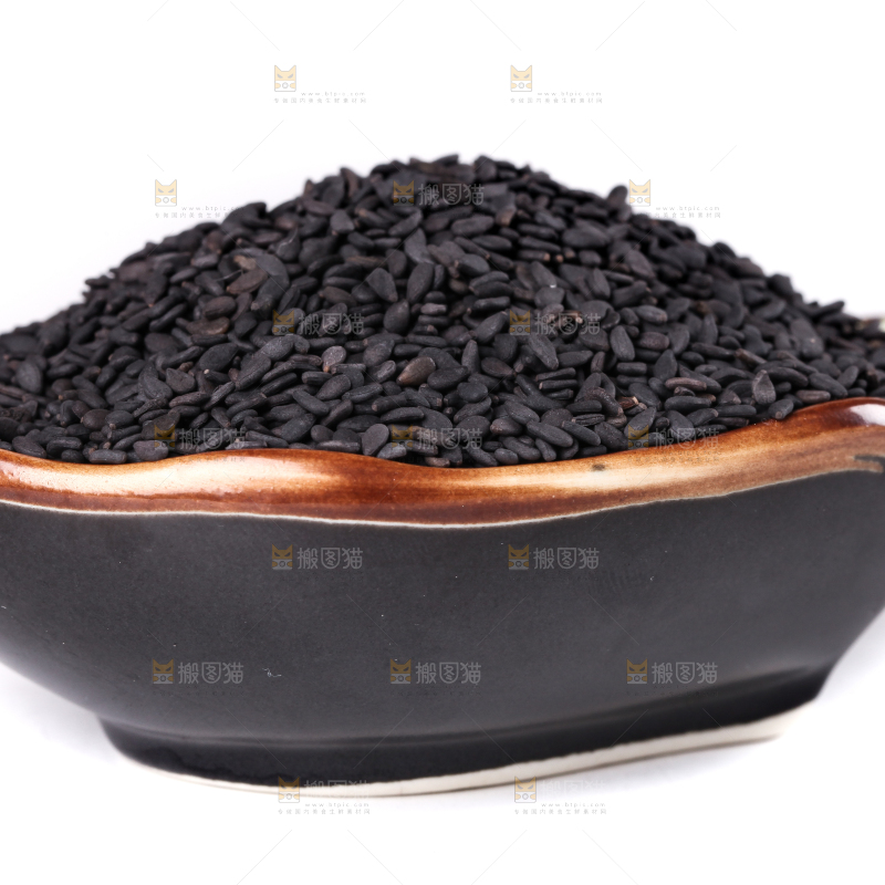 白底上放着一碟新鲜黑芝麻
