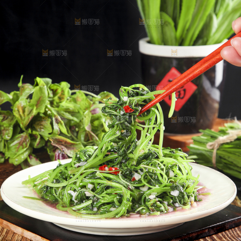 筷子夹着苋菜