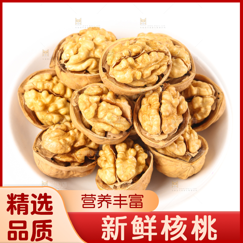 一盘剥开的云南核桃放在白底上