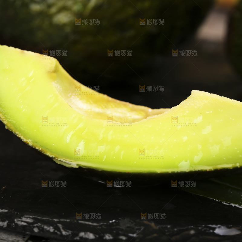 切开的牛油果放在黑石板上