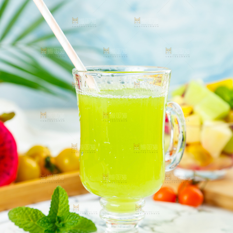 浅底上放着一杯玉菇甜瓜果汁