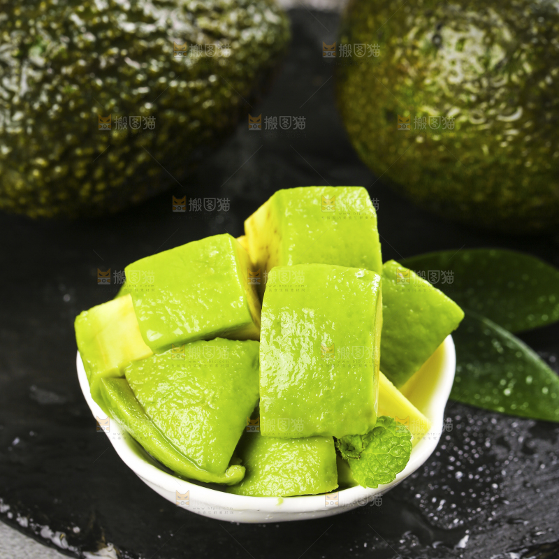 石板上放着一碗牛油果果肉