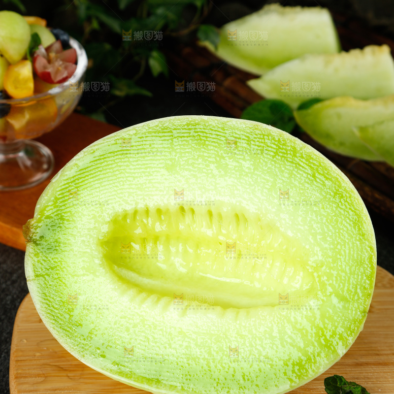 木底上放着切开的玉菇甜瓜