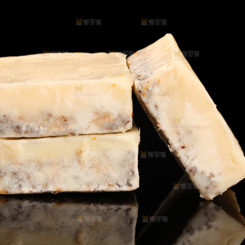 黑底上的清汤火锅料