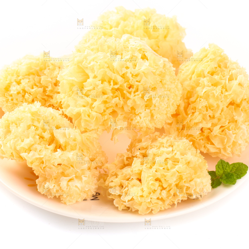 一盘雪耳放在白底上