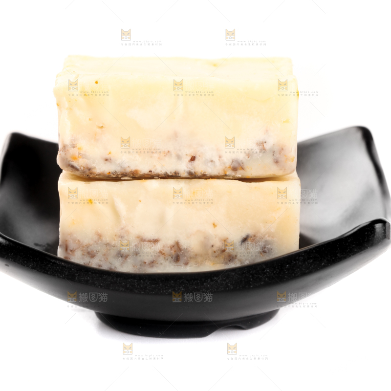 一碗清汤火锅底料放在白底上