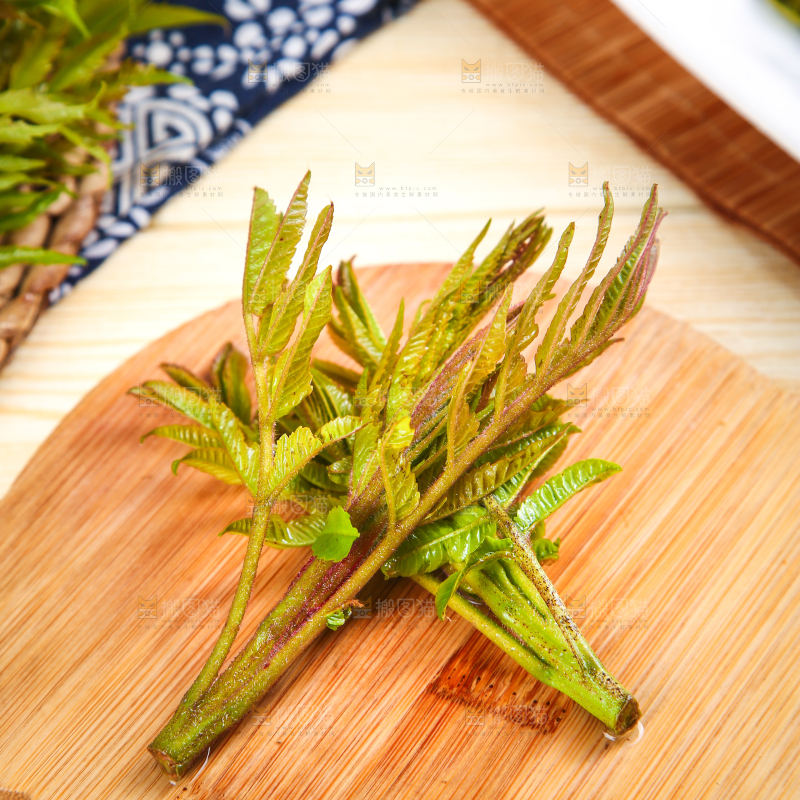 木板上放着沂蒙山香椿芽