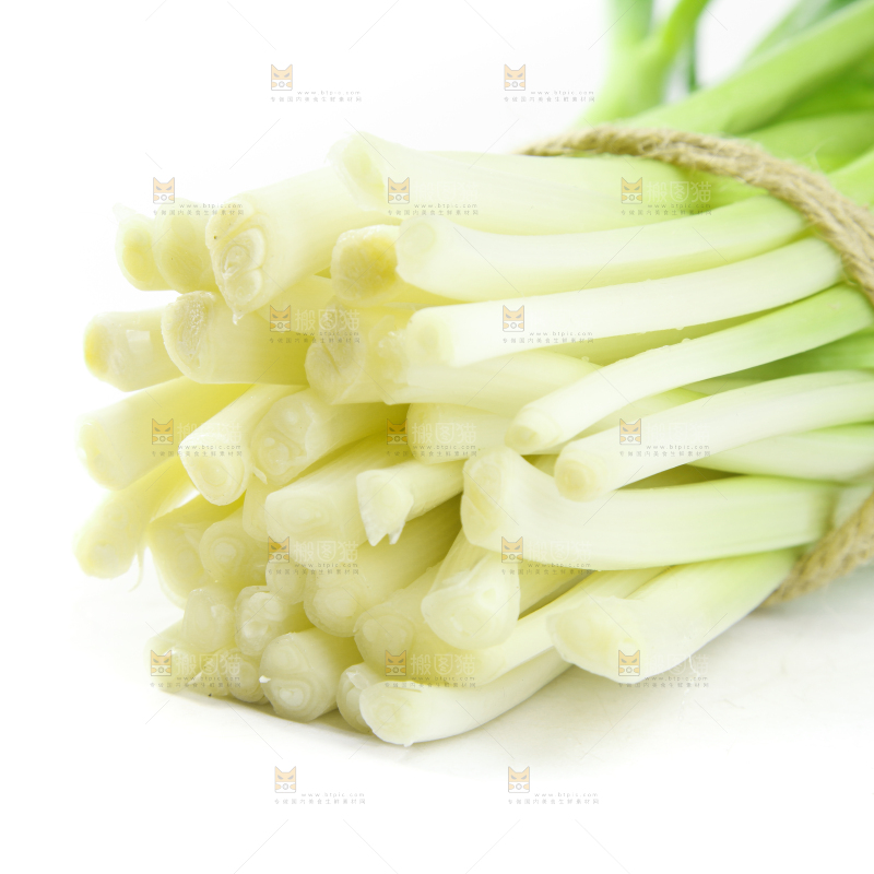 一捆大葱放在白底上