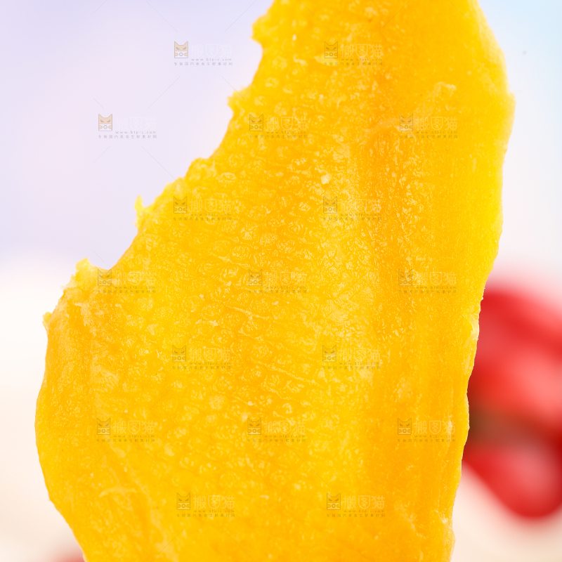 手拿芒果干