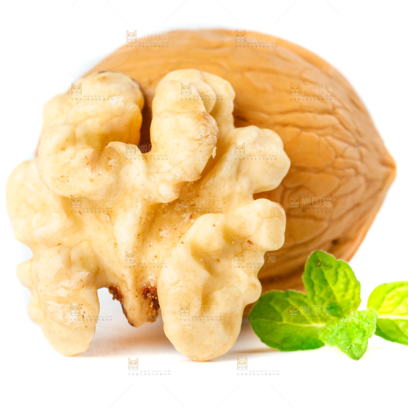 剥皮的五香熟核桃放在白底上