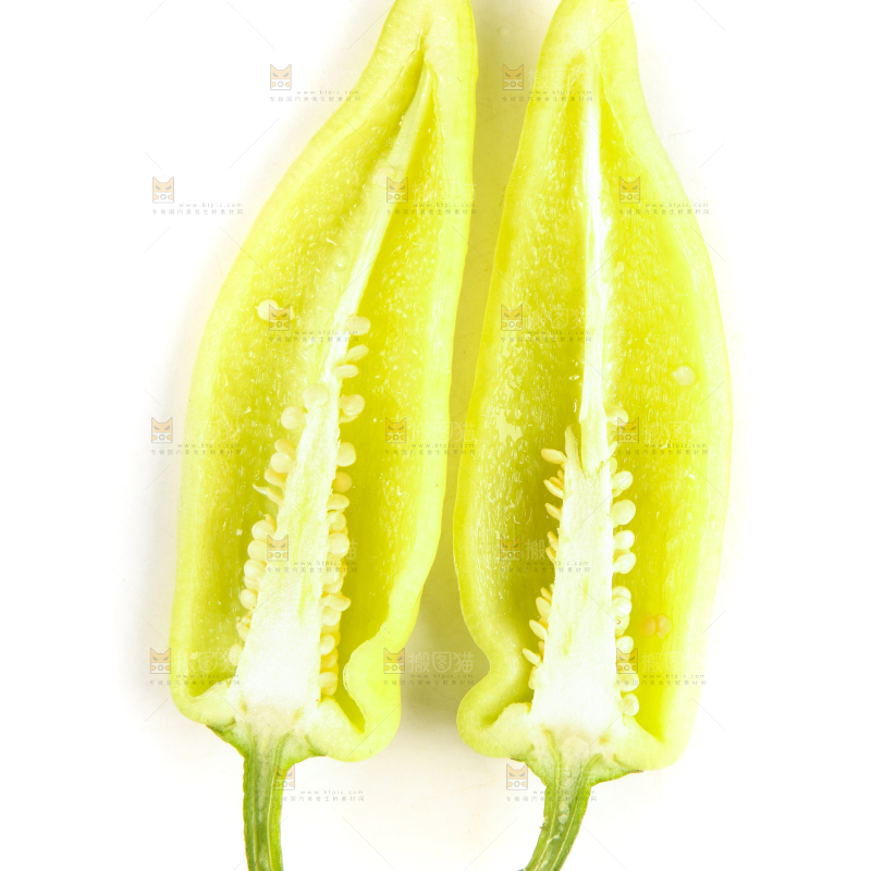 白底上放着切开的新鲜水果辣椒