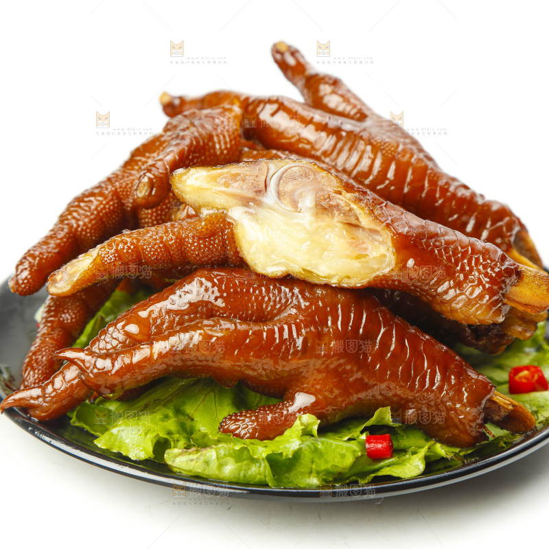 盘子里装着酱香鸡爪