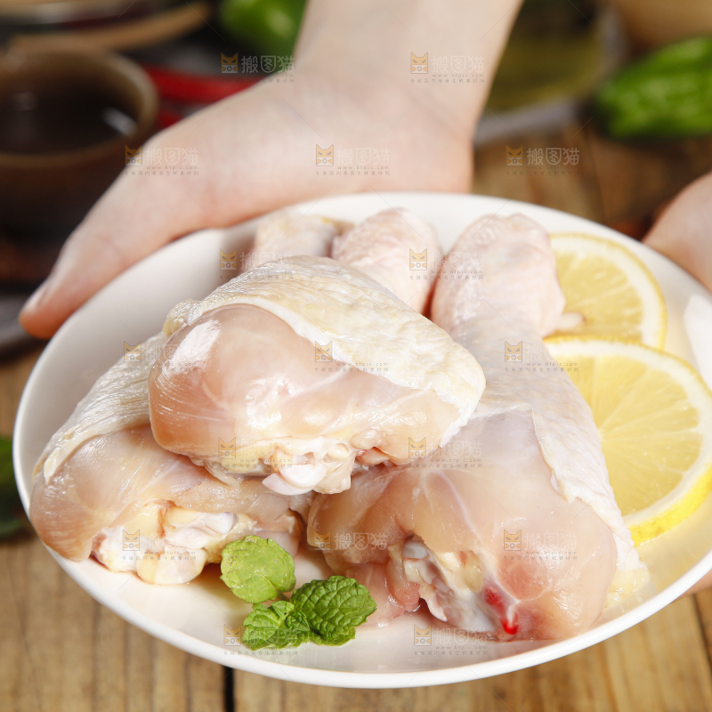 板子上放腌鸡腿