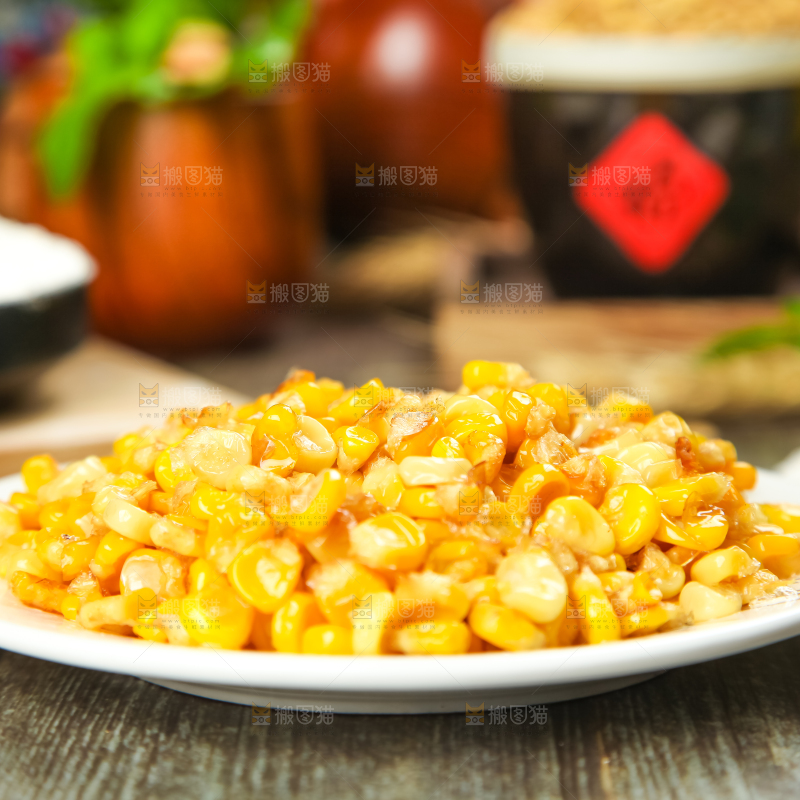 木板上放着一盘炒玉米粒