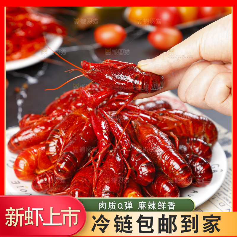 木板上放着一盘蒸虾