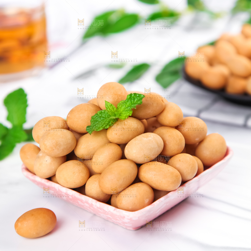 盘里装着鱼皮花生豆