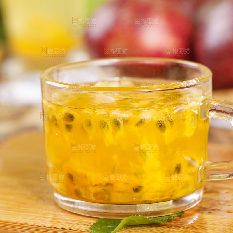 杯子里装着百香果汁