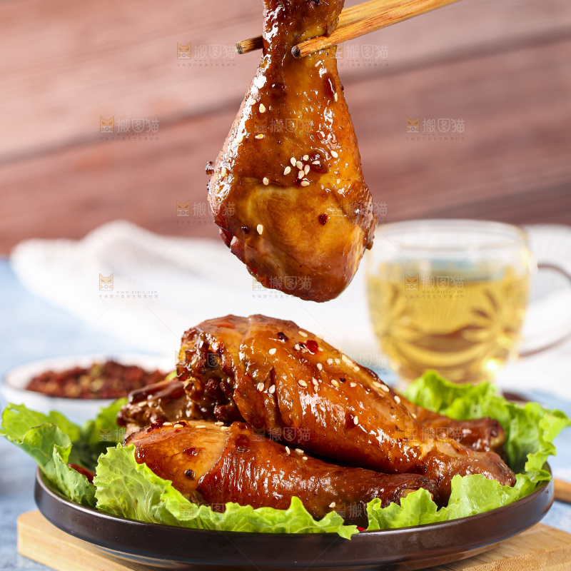 木板上的秘制鸡腿