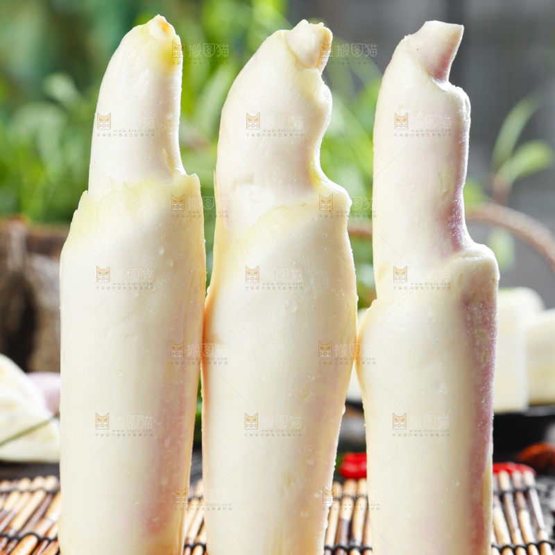 竹垫子上放着茭白