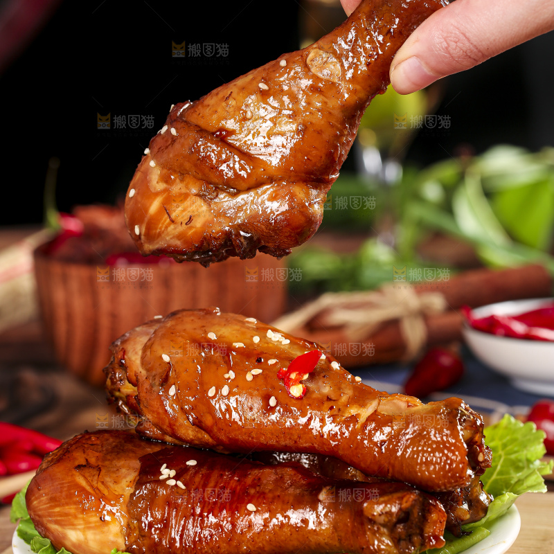 木板上放着一盘红烧鸡腿