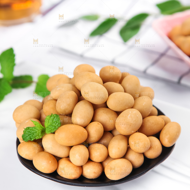 盘里装着鱼皮花生豆