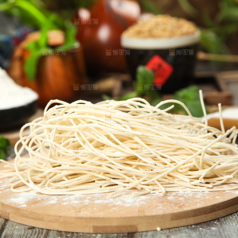 木板上放着一盘手工面条